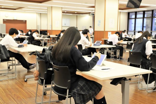 登山で得た経験は、勉強にも活きるはず。辛いことを乗り越えたり、困っている仲間がいれば手を差し伸べたり。生徒たちにとって勉強や大学受験はチーム戦。