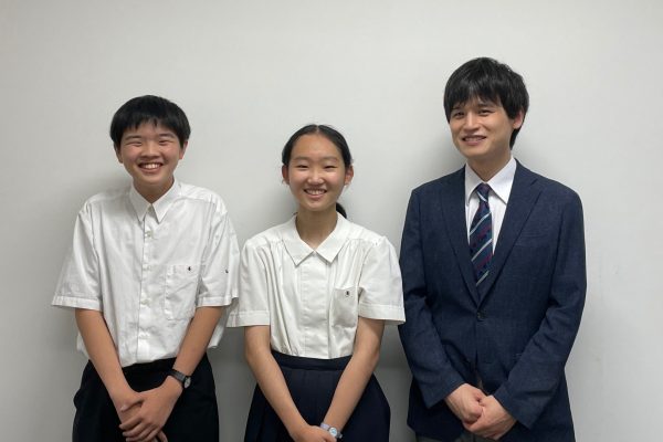 左から、Yさん、Kさん、理科主任・金光清太郎先生。「みんなをまとめる力を次に活かしたい」(Yさん)、「あきらめずにやりぬき、経験を重ねることが大事と気づいた」(Kさん)と、それぞれが成長を実感している。