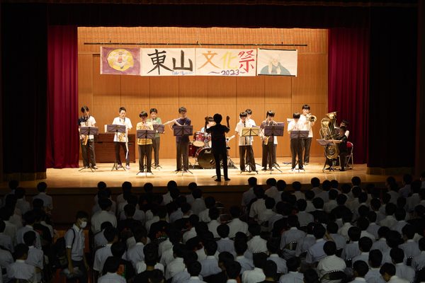 吹奏楽部による演奏で幕を開けた文化祭。