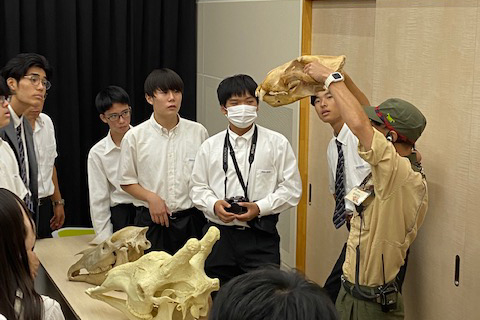 天王寺動物園訪問（高１/写真）や甲南大学研究室訪問（高２特進）など、学外に出て五感で何かを感じ、体験を通して学ぶ『未来を啓け！プロジェクト』（ 希望者対象）。