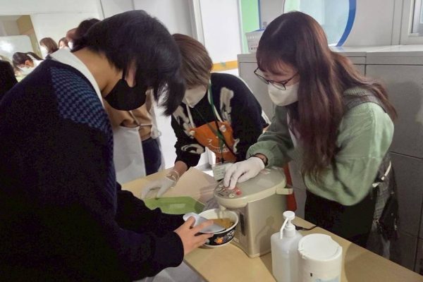 大みそかに高3生に年越しそばを振る舞う恒例イベントも、『開明大学』としての活動の一つ。カップ麺のお湯を注ぎながら、受験生の悩みを聞いたり、エールを送るなどしている。
