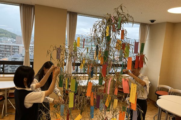 中等部生徒会が主導する『七夕企画』。今年は初等部と七夕クイズで交流し、そのようすを番組風に動画編集して放送した。