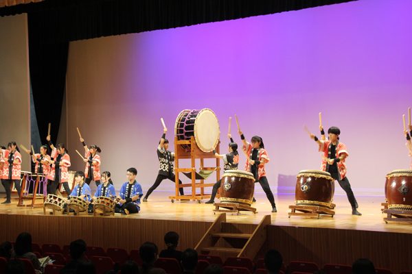 『部活動紹介』では、多彩でユニークなラインナップを誇る数々の部活動がステージ上で発表。これが学校選びの決め手になったという受験生も多い。高校OCでは全国的に有名な、高校吹奏楽部による歓迎演奏も行われる。（写真は中学太鼓部の演奏）