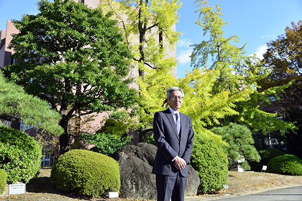 「初めての女子校勤務となる本校で、生徒たちが元気でいきいきと学校生活を送る姿に感動し、中等教育期における男女別学教育の価値や意義を強く実感するようになりました。生徒が持つ能力や素質に蓋をせず、そのまま伸ばしていける環境です」(世良田重人校長)