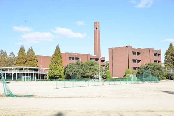 武庫川学院全体で共有する人材育成理念『MUKOGAWA COMPASS』は、多様性理解や協働力・論理性・創造性など、8つの項目で構成されている。これに基づく段階的な教育体制で、中高での学びを大学でさらに発展させる環境を目指す。