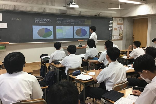 中3の1年間をかけて生徒全員が個人研究に取り組む『課題研究J』