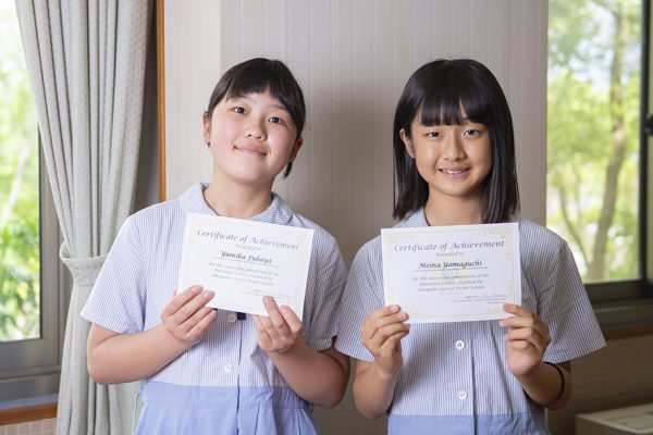 中１のＦＹさん（左）とＹＭさん（右）。講習後に授与される修了証書を手に、達成感のある表情。