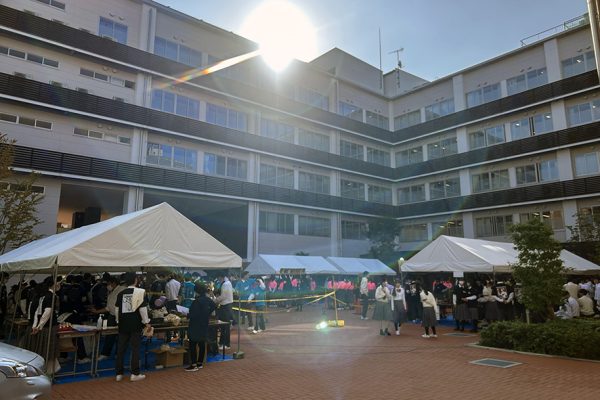 中高合同の文化祭。中学生は先輩の企画力や活躍を目にし、「自分もああなりたい」という目標を持つ機会に。