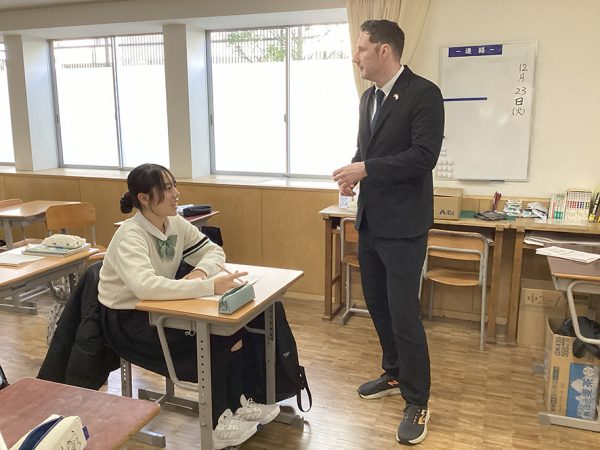 一人ひとりがわかるまで、できるまで向き合う学習指導を徹底。「Nさんは学年総合1位を目指して静かに闘志を燃やし、努力し続けています。Kさんも努力家で、手帳を活用した計画的な勉強で、自分自身を高め続けています」（宮本先生）